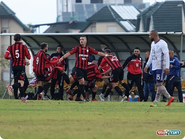 שחקני הרצליה חוגגים ניצחון בטבריה (עודד חסין)